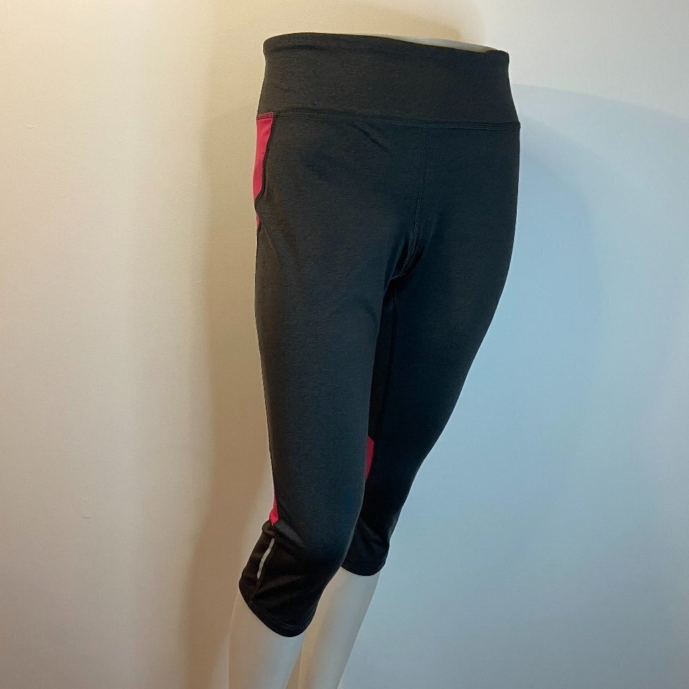 ⭐4 FOR $20⭐ Reebok Women's Charcoal / Pink 3/4 Leggings - Size Large